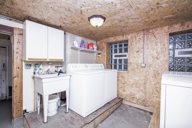 Building Photo - Spacious 1bedroom/1bath unit in Bucktown! Central Air, Dishwasher, FREE Laundry! Near Metra!