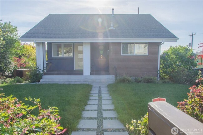 Building Photo - 2bd/1ba Seattle Home