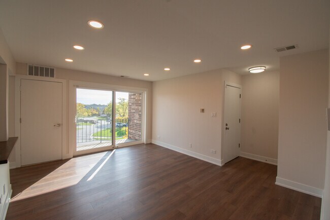 Building Photo - 14949 Lake View Dr