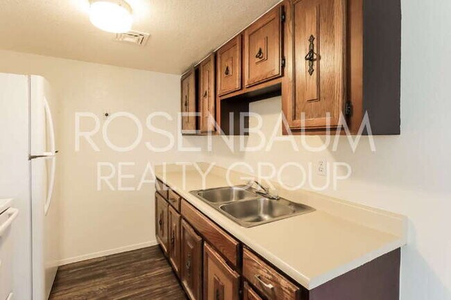 Building Photo - 2625 N Alvernon Way