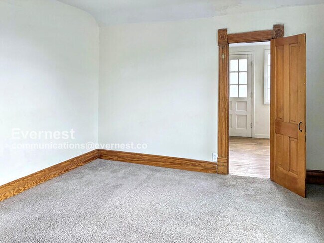 Building Photo - First Month Rent Free / Lovely 1 Bed, 1 Ba...