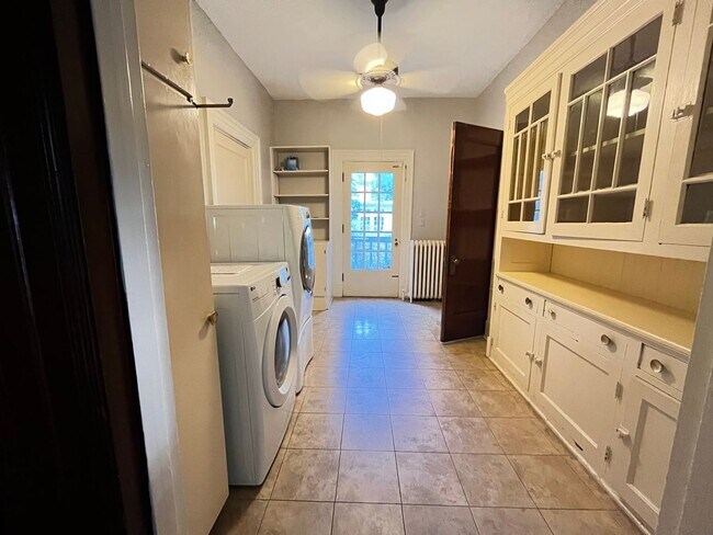 Building Photo - Central Gardens home with 4BR/2ba up w off...