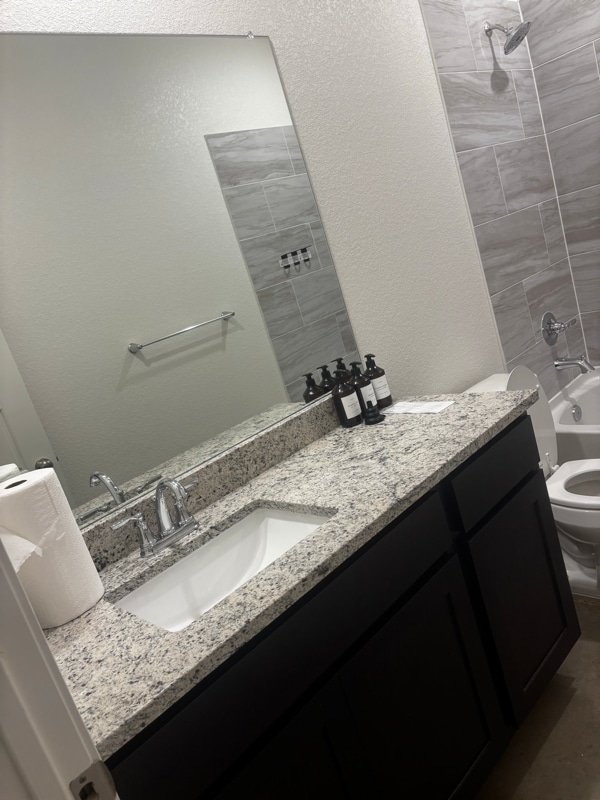 Building Photo - 3804 Elm Dr