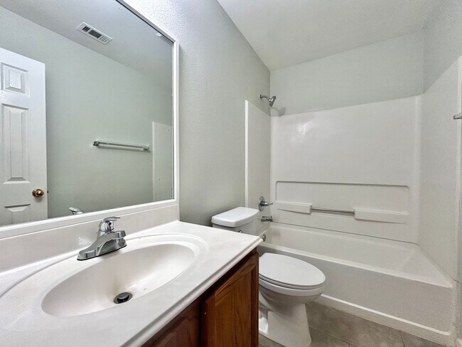 Building Photo - Spacious 4/BR 3/BA One-Level Home with Lar...