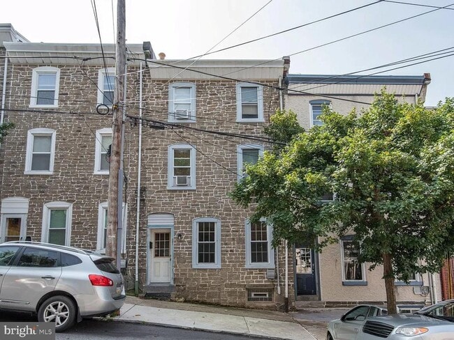 Building Photo - 235 Hermitage St