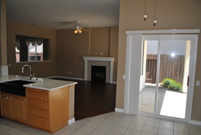 Building Photo - Gorgeous home in Springfield at Whitney Oaks
