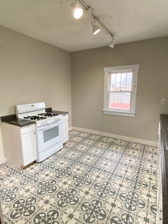 Building Photo - 2 bed, 2 bath home
