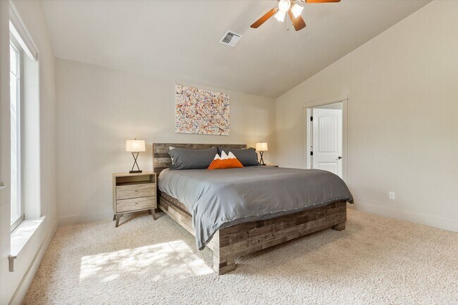 Building Photo - Charming, Furnished 3 bedroom Home w/ Garage