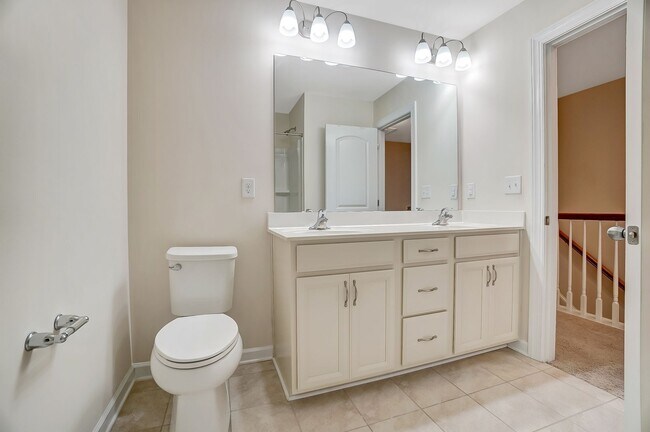 Building Photo - 3 Bedroom Townhome in Steele Creek!