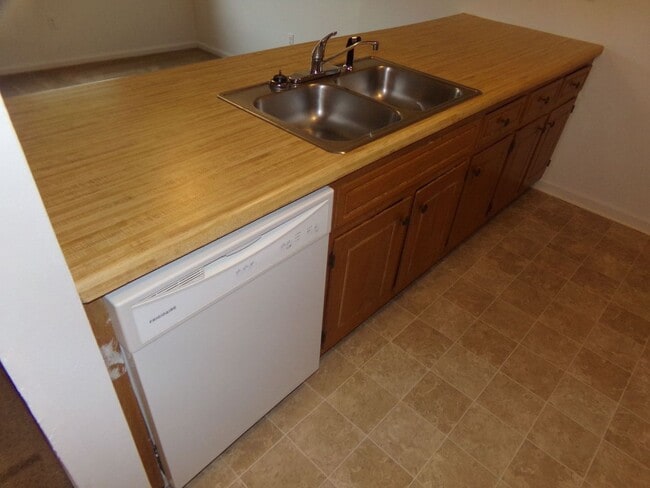 Building Photo - 2 BR Available in Prince George Commons To...