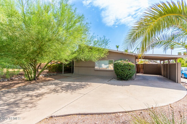 Building Photo - 1890 E Loma Vista Dr