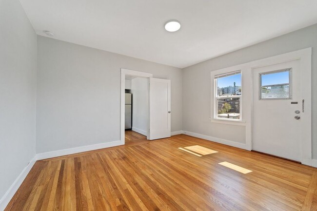 Building Photo - Remodeled apartment in central location. P...