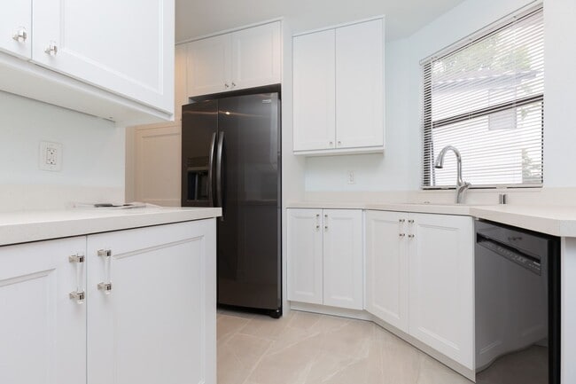 Building Photo - 2 bed, 2 bath Townhome – LA JOLLA/UTC