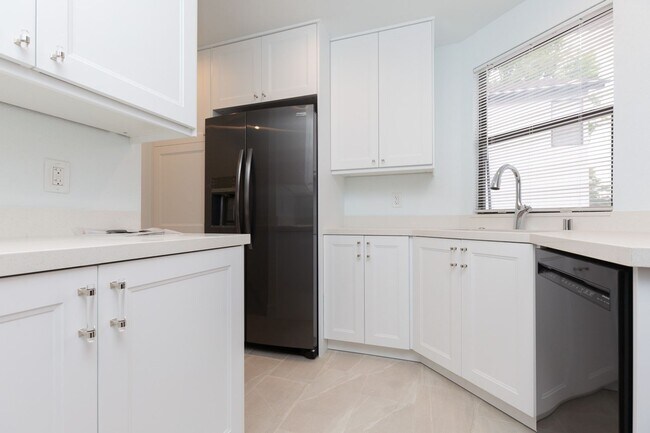 Building Photo - 2 Bedroom Condo in the Villa La Jolla Community