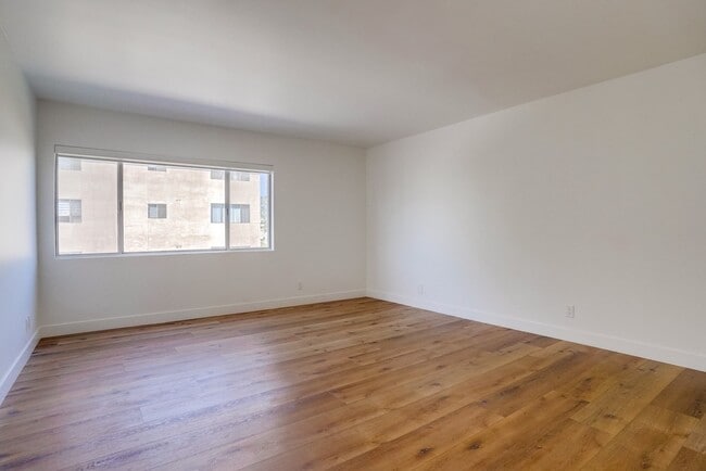 Building Photo - 435 N Oakhurst Dr