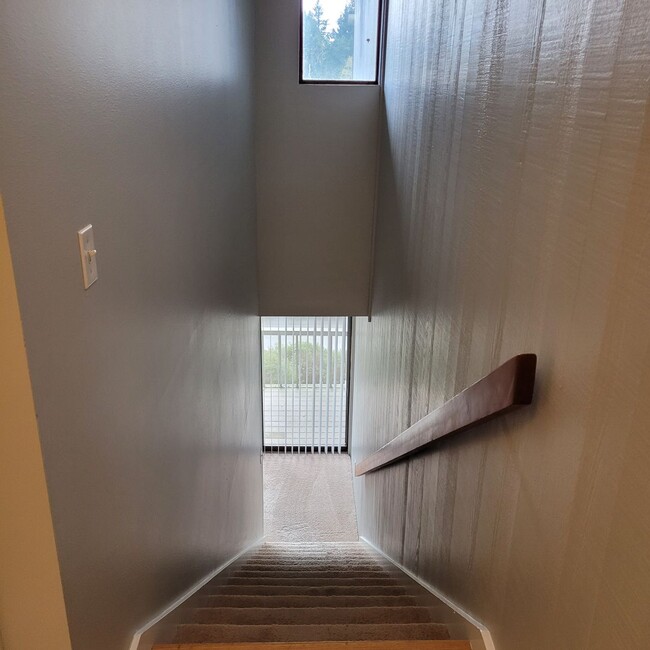 Building Photo - 1 Bedroom Townhome in Desirable Sixty-01 D...