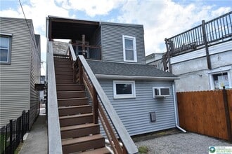 Building Photo - 215 Cattell St