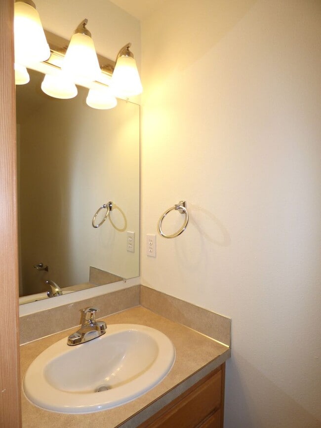 Building Photo - Rent Special: 1/2 Off February's - 3 Bed 2.5 Bath Duplex in Monmouth