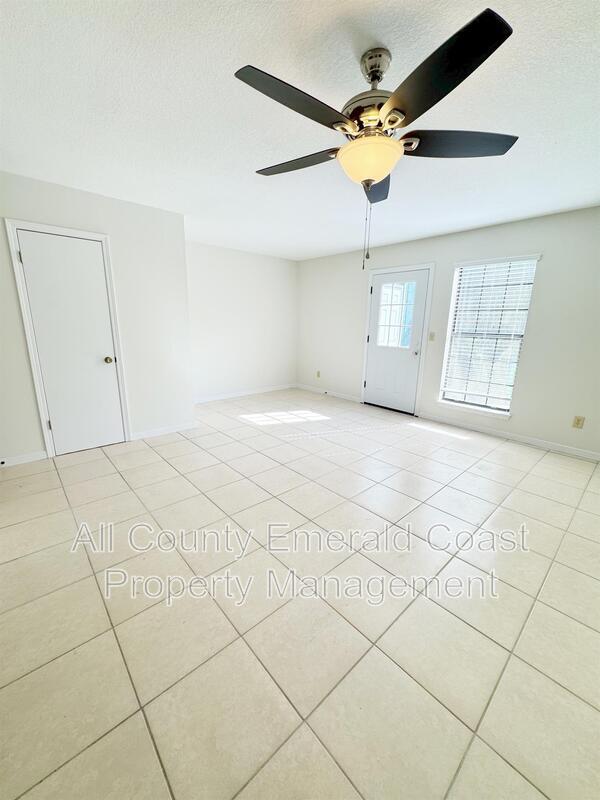 Building Photo - 875 Fairview Dr