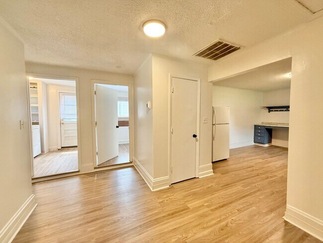 Building Photo - Garner Road [2 UNITS]