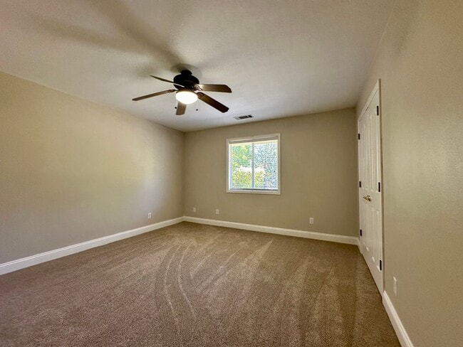 Building Photo - Beautiful well maintained home! Excellent ...