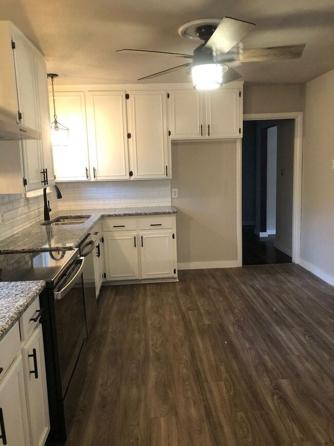 Building Photo - Beautiful Cottage newly remodel!! LOVE thi...