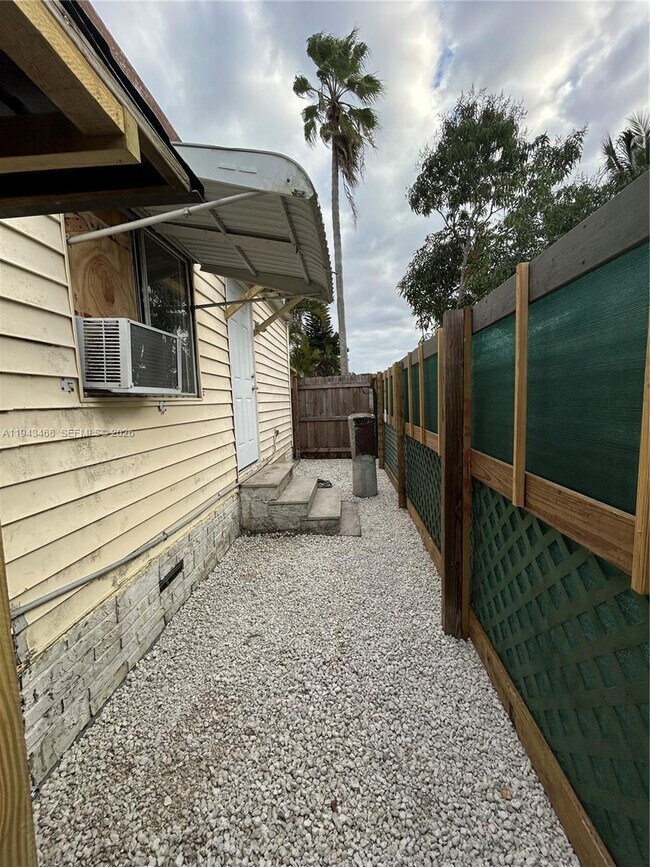 Building Photo - 11942 N Branch Rd