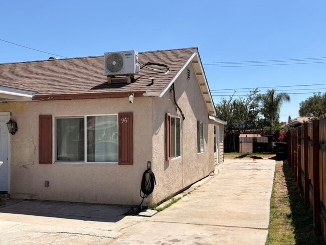 Building Photo - 961 N Western Ave