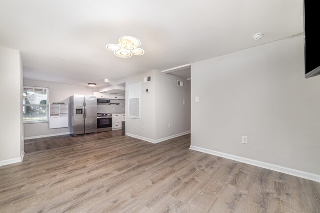 Building Photo - 6037 Ingleside Dr
