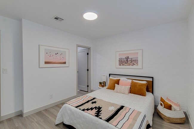 Building Photo - $599 Move in Special - Gorgeous, Open Concept Two Bed Two Bath near Old Town Scottsdale!