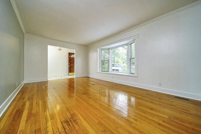 Building Photo - Beautiful 4-bedroom, 3-bathroom home located in the highly desirable Crieve Hall area!