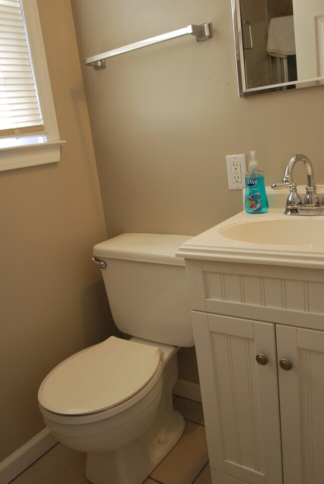 Building Photo - 216 Zandale Dr