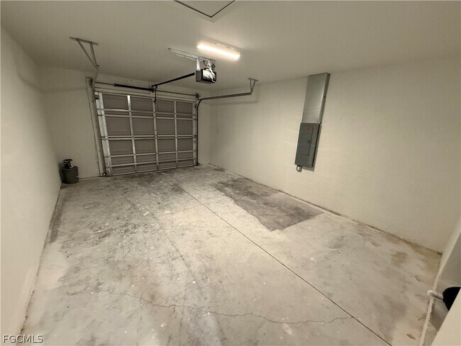 Building Photo - 447 Camrose St