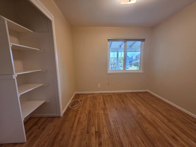 Building Photo - 2440 Maywood Dr