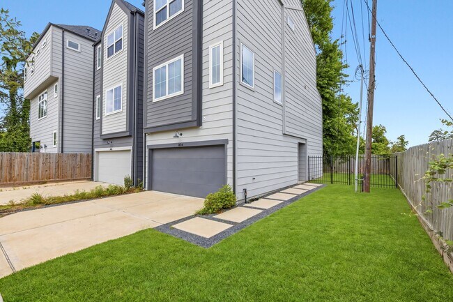 Building Photo - 1404 Mansfield St