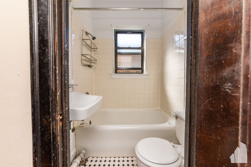 Building Photo - 948 W Cuyler Ave