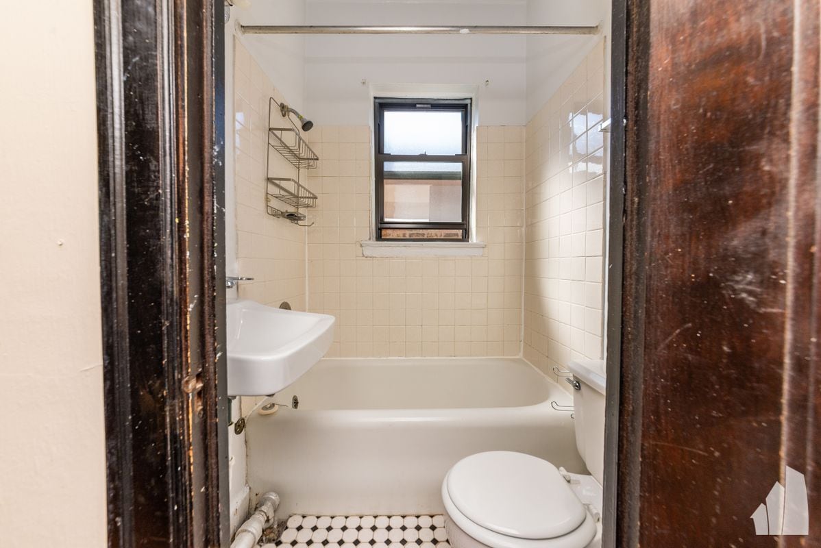 Building Photo - 948 W Cuyler Ave