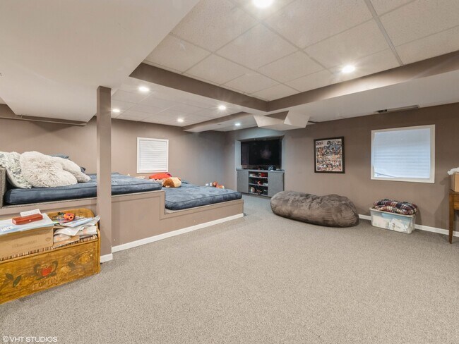 Building Photo - 445 Blue Ash Dr