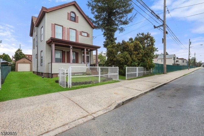 Primary Photo - 100 Linden St