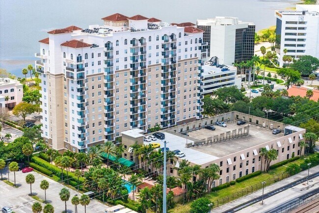 Building Photo - 616 Clearwater Park Rd