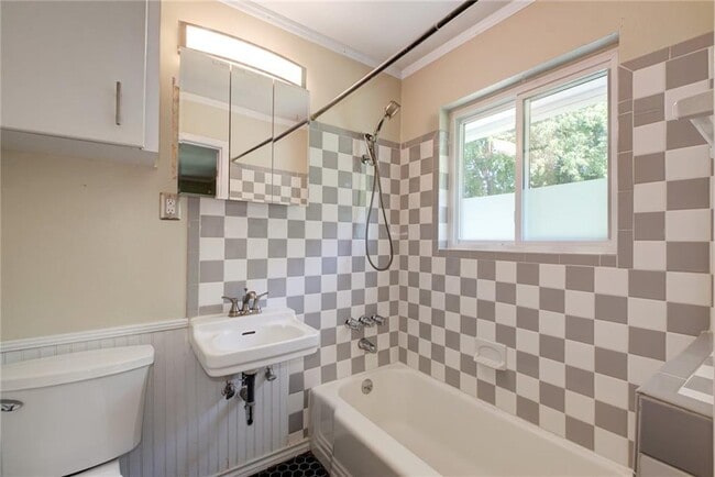 Building Photo - 900 Aurora Cir