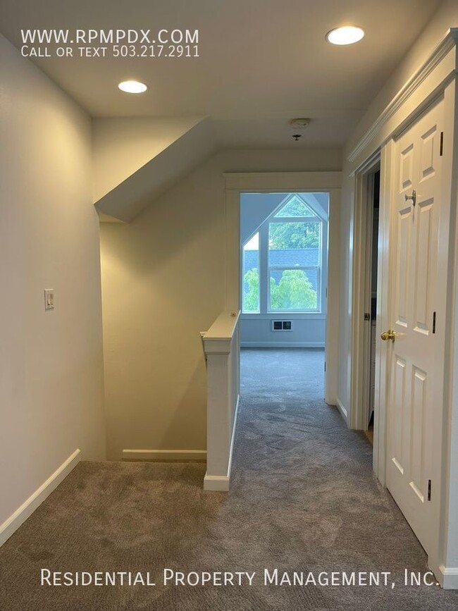 Building Photo - Sunlit End Unit 2 Bedroom Plus Flex Space,...