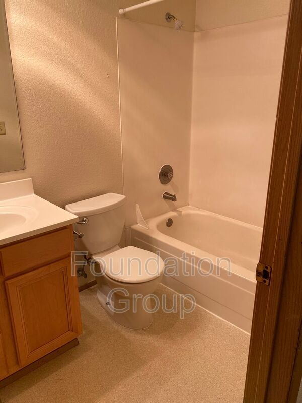 Building Photo - 916 N 104th St