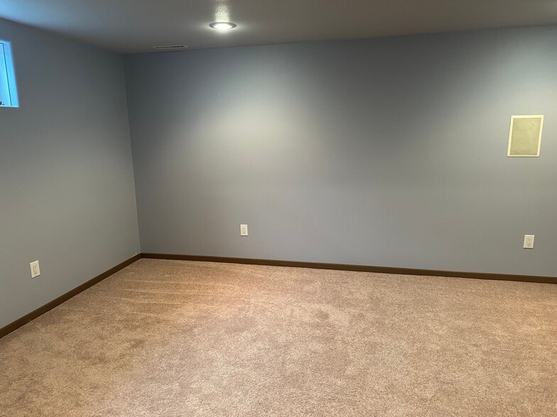 Building Photo - 3390 Canyon Dr