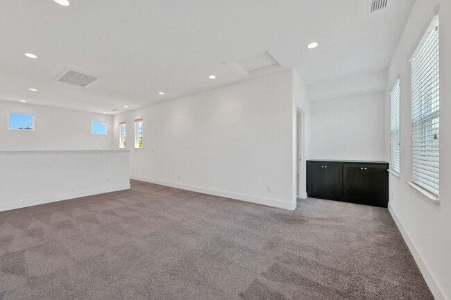 Building Photo - Stunning 4 Bedrooms 3.5 Bathrooms Two Story Home Located Short Distance of Sonoma State Universit...