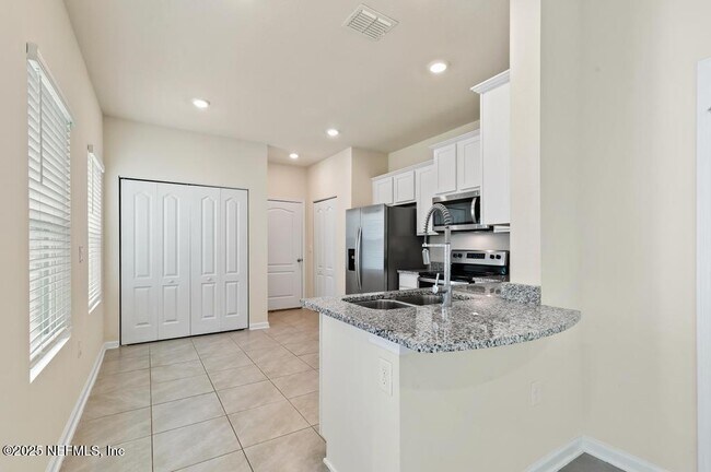Building Photo - 170 Pasadena Dr