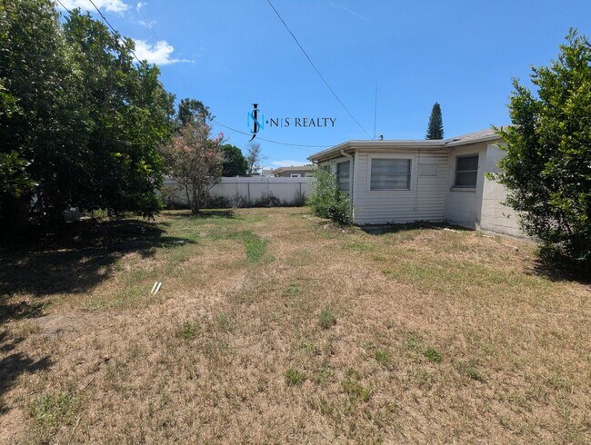 Building Photo - Must See 3/2/1 over 1000sf with tile/lamin...