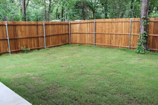Building Photo - Beautiful 3 Bedroom / 2 Bath Home with Garage & Fenced Yard
