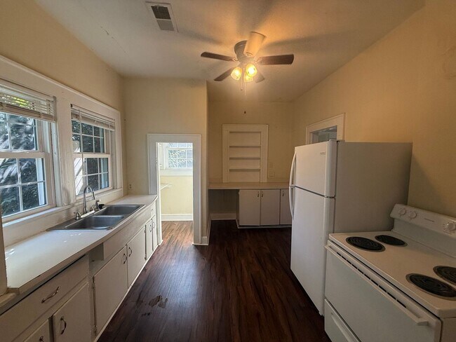 Building Photo - 911 Shady Oak Ln
