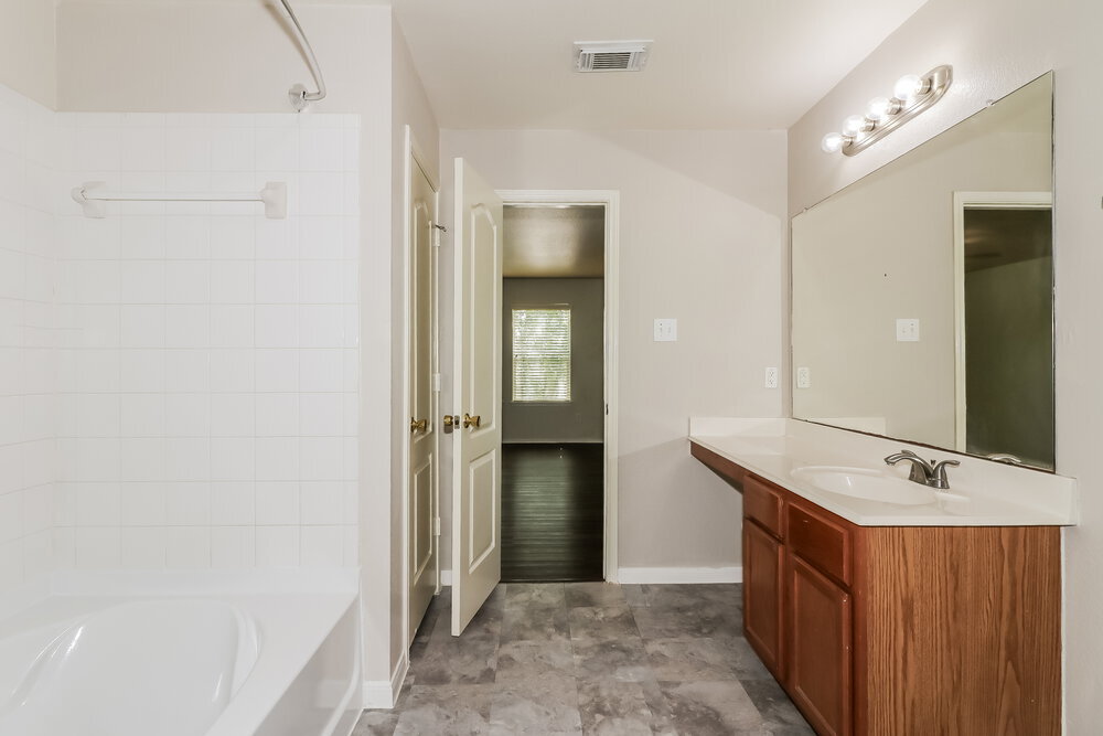 Building Photo - 5027 Oak Briar Ln
